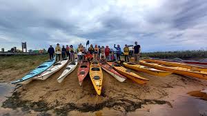Grupo de kayakistas en la orilla del Portal Capivari