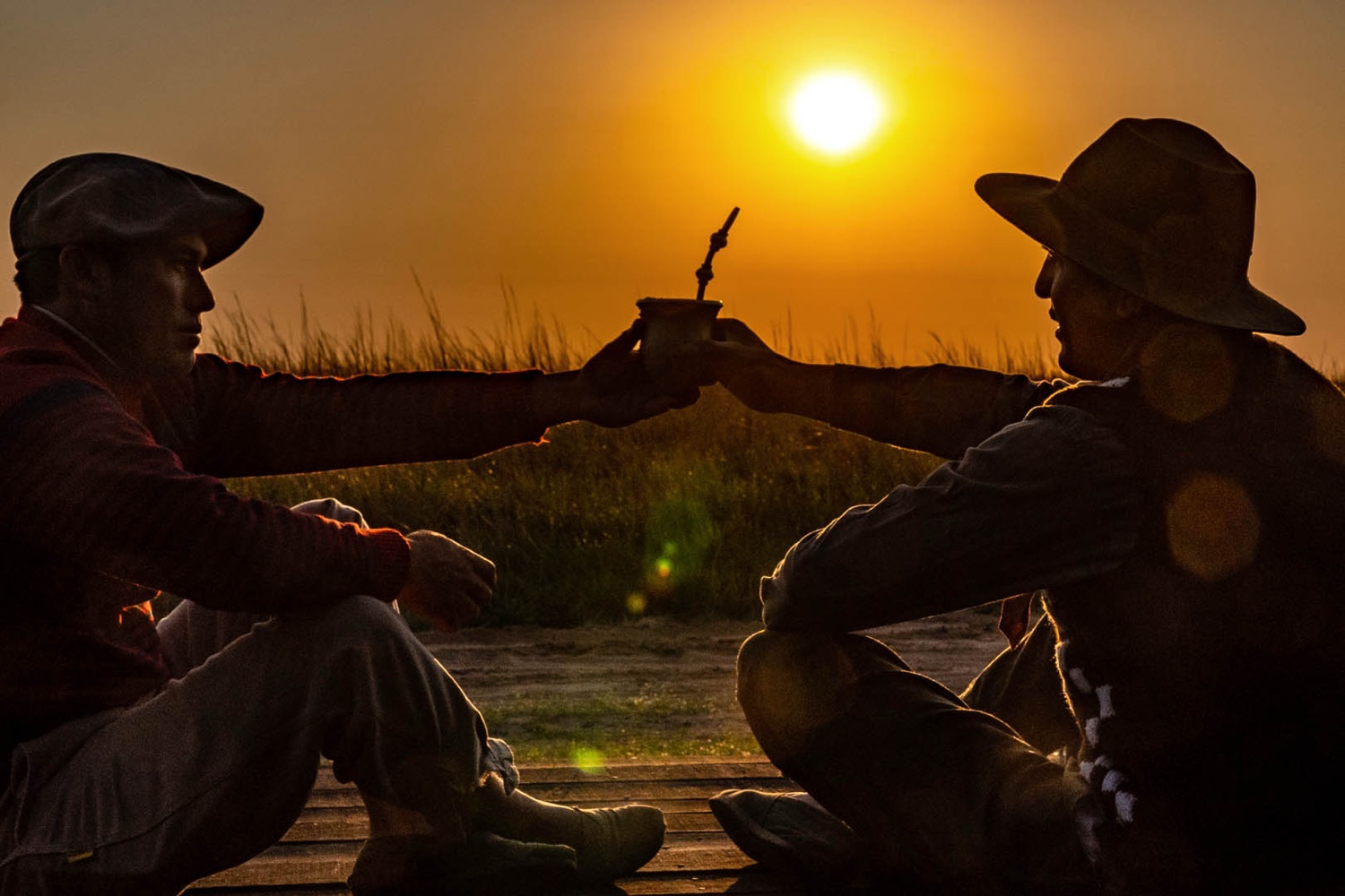 Mate al atardecer en silueta (foto: Matías Rebak)
