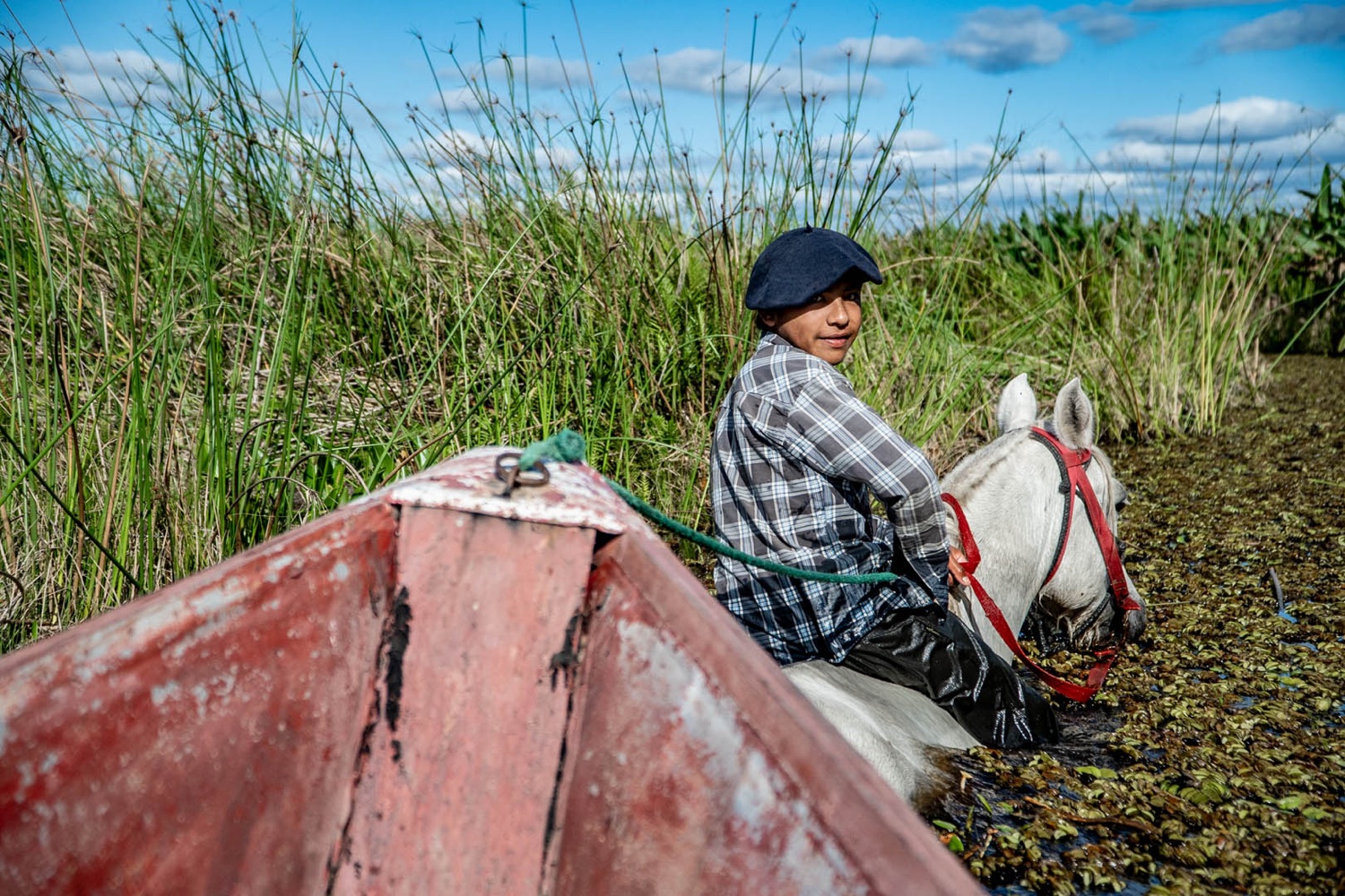 Baqueano con su caballo cruzando el estero (foto: Matías Rebak)