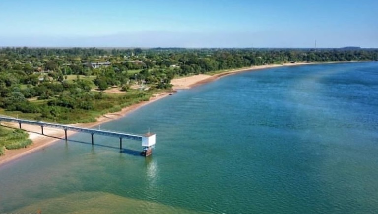 Vista aérea de la costanera de Ituzaingó con muelle sobre el lago Yacyretá