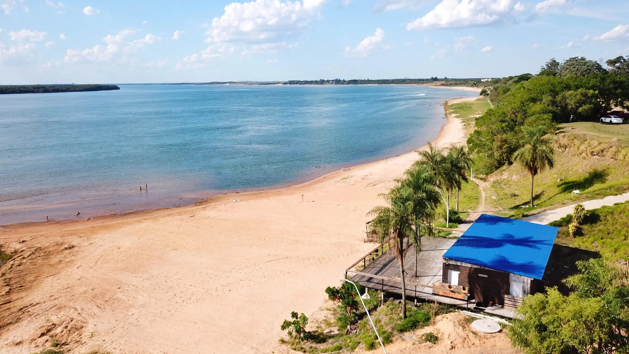 Playa Stella Maris  -  arena dorada y aguas del embalse Yacyretá