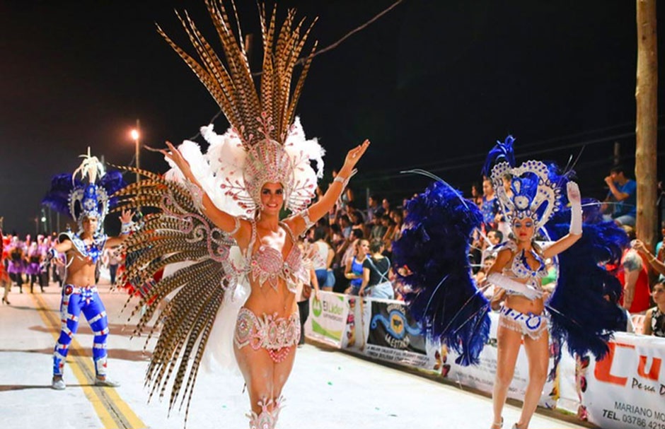 Carnaval de Ituzaingó  -  trajes de plumas y lentejuelas