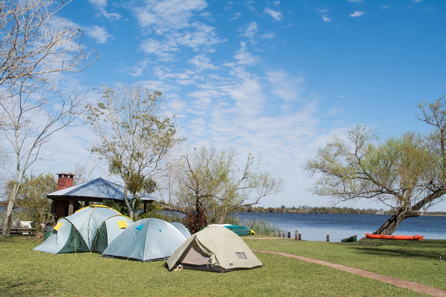 Camping a orillas de la laguna principal (foto: Rafael Abuín)