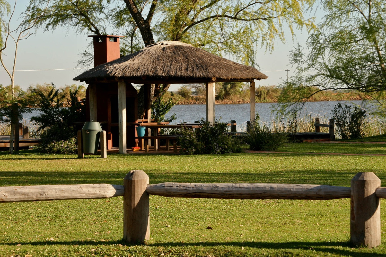 Pareja descansando junto al estero