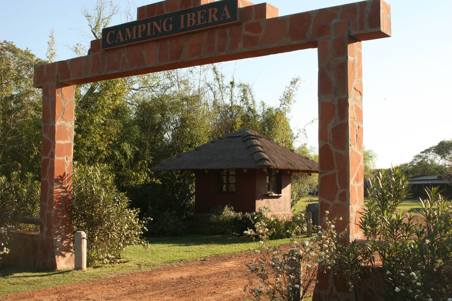 Camping iluminado en la noche del Iberá