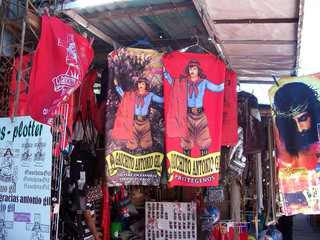 Puestos de promesas en el santuario del Gauchito Gil (foto: Gustavo Muñoz Clos, CC BY-SA 3.0)