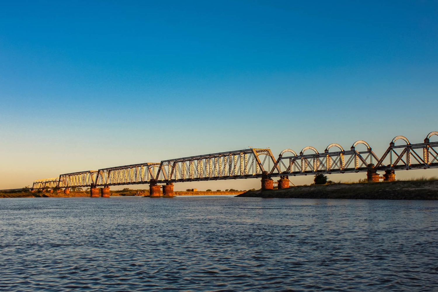 Puente ferroviario histórico al atardecer