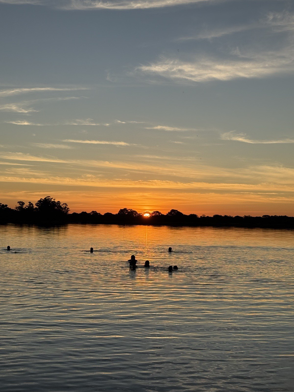 Familias bañándose al atardecer en el balneario de Loreto, Corrientes