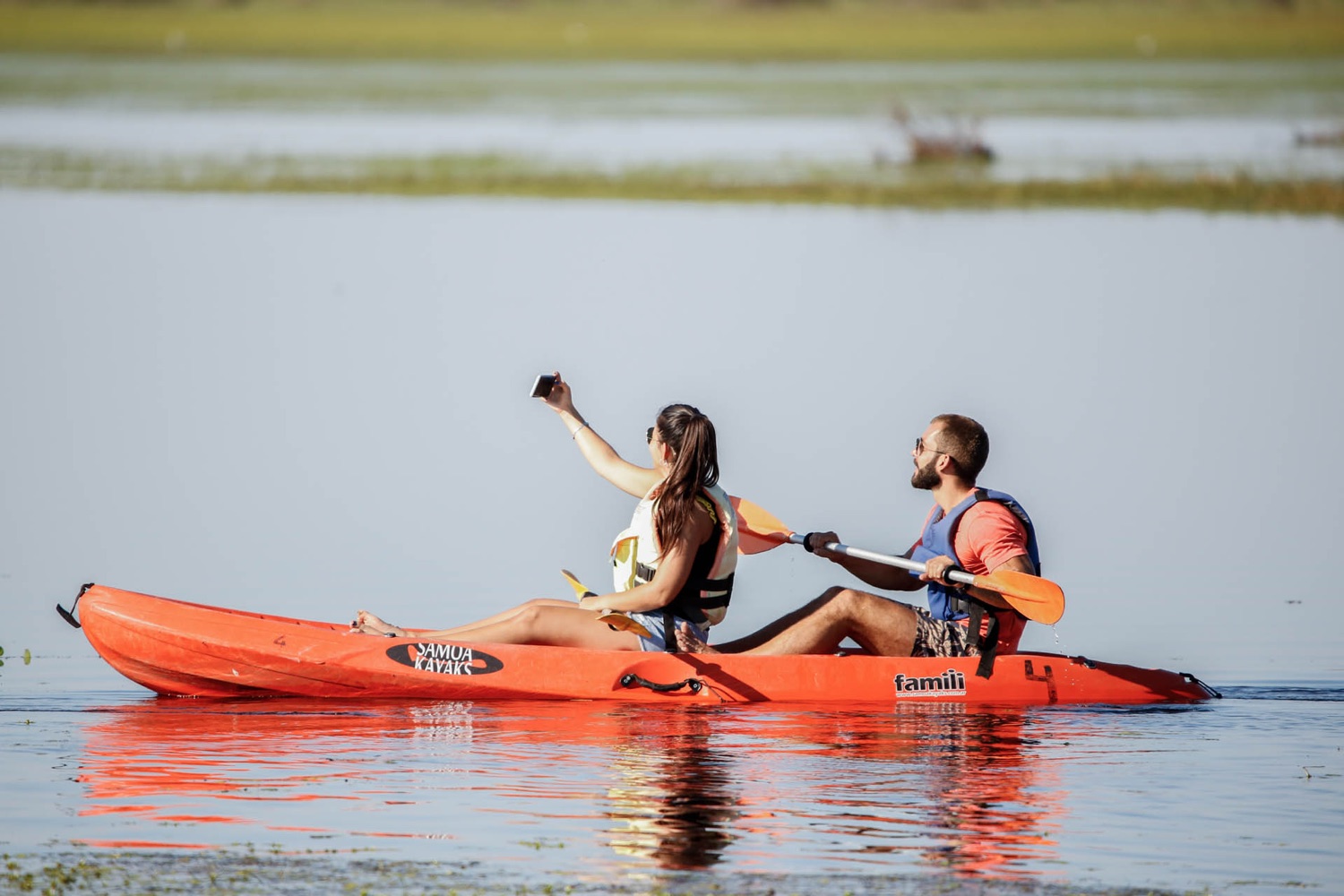 Pareja remando en kayak por la laguna del Portal San Nicolás, Esteros del Iberá