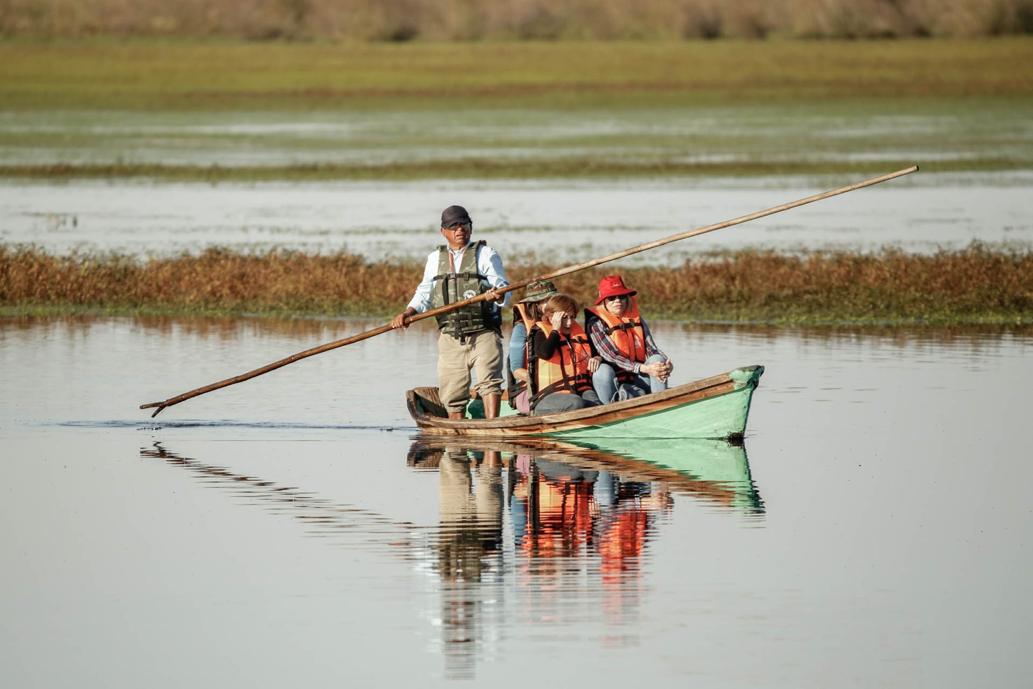 Canoa correntina con baqueano local