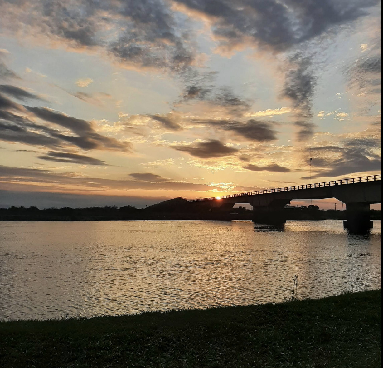 Atardecer sobre el Río Corriente desde el camping Aguas del Iberá