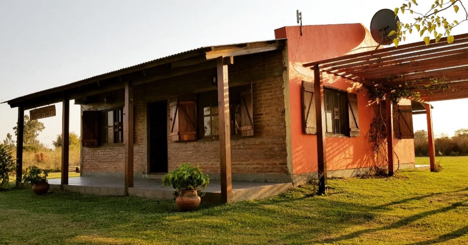 Cabaña al atardecer  -  fachada de ladrillo