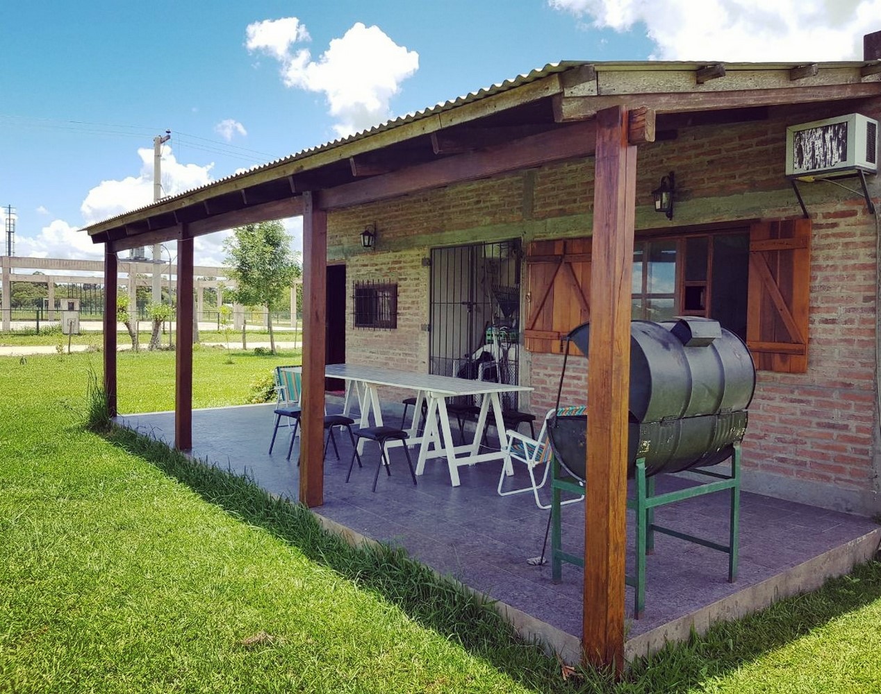 Galería con parrilla y mesa larga