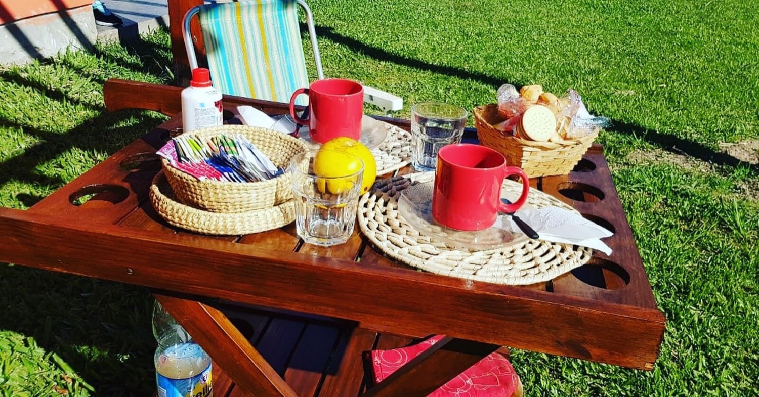 Mate y desayuno en el jardín