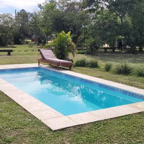Piscina rodeada de parque nativo
