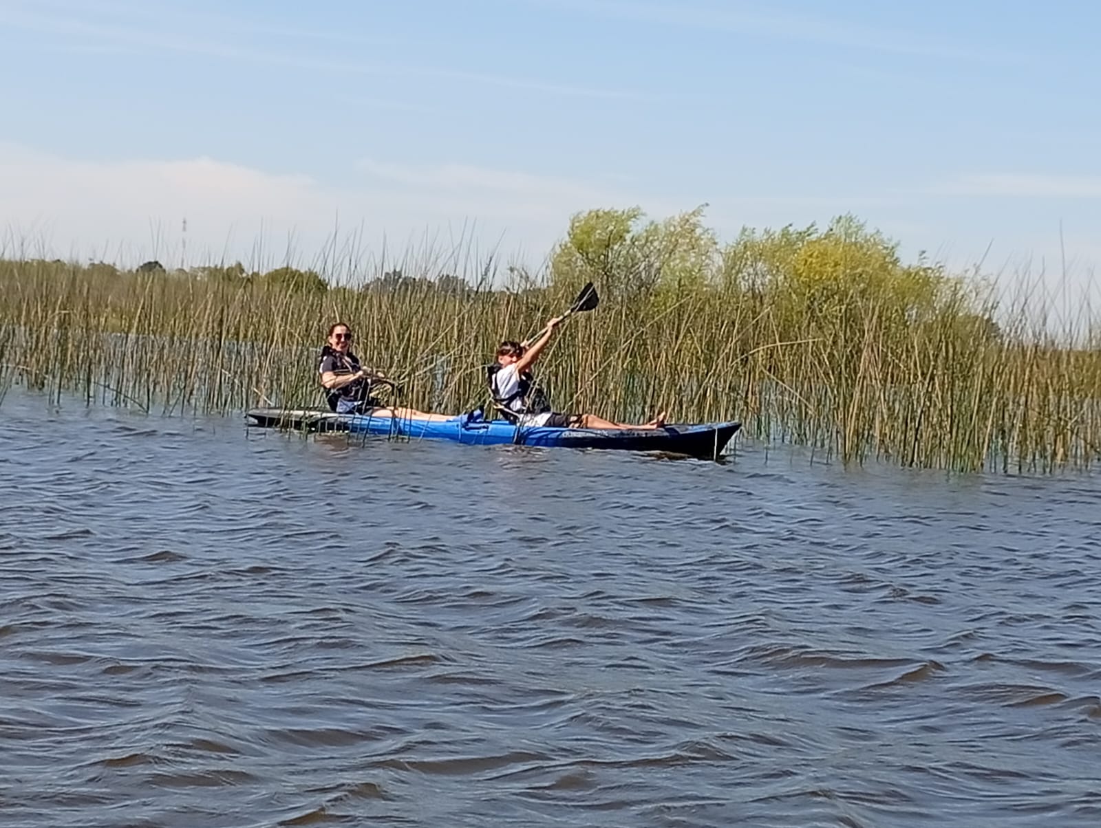Dos kayaks entre los juncales de la laguna Iberá