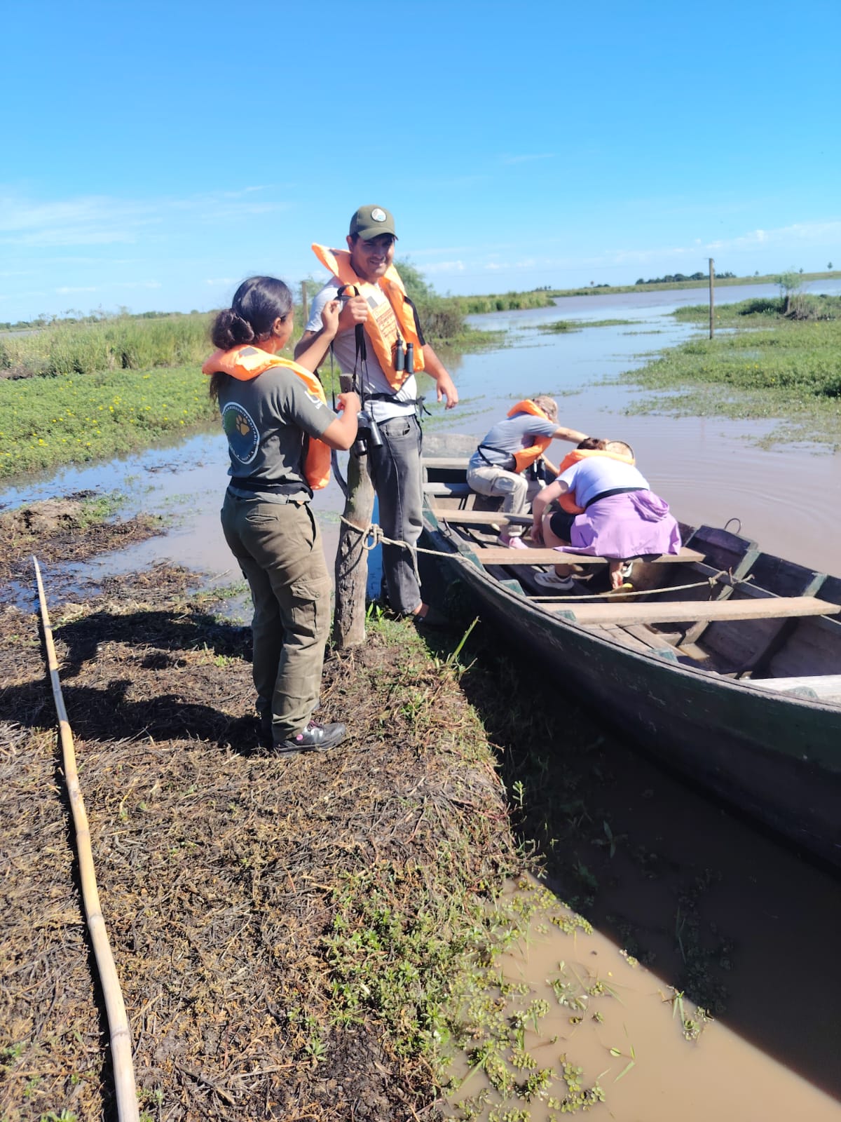 Embarque en la lancha, con chalecos puestos, antes de salir a los esteros