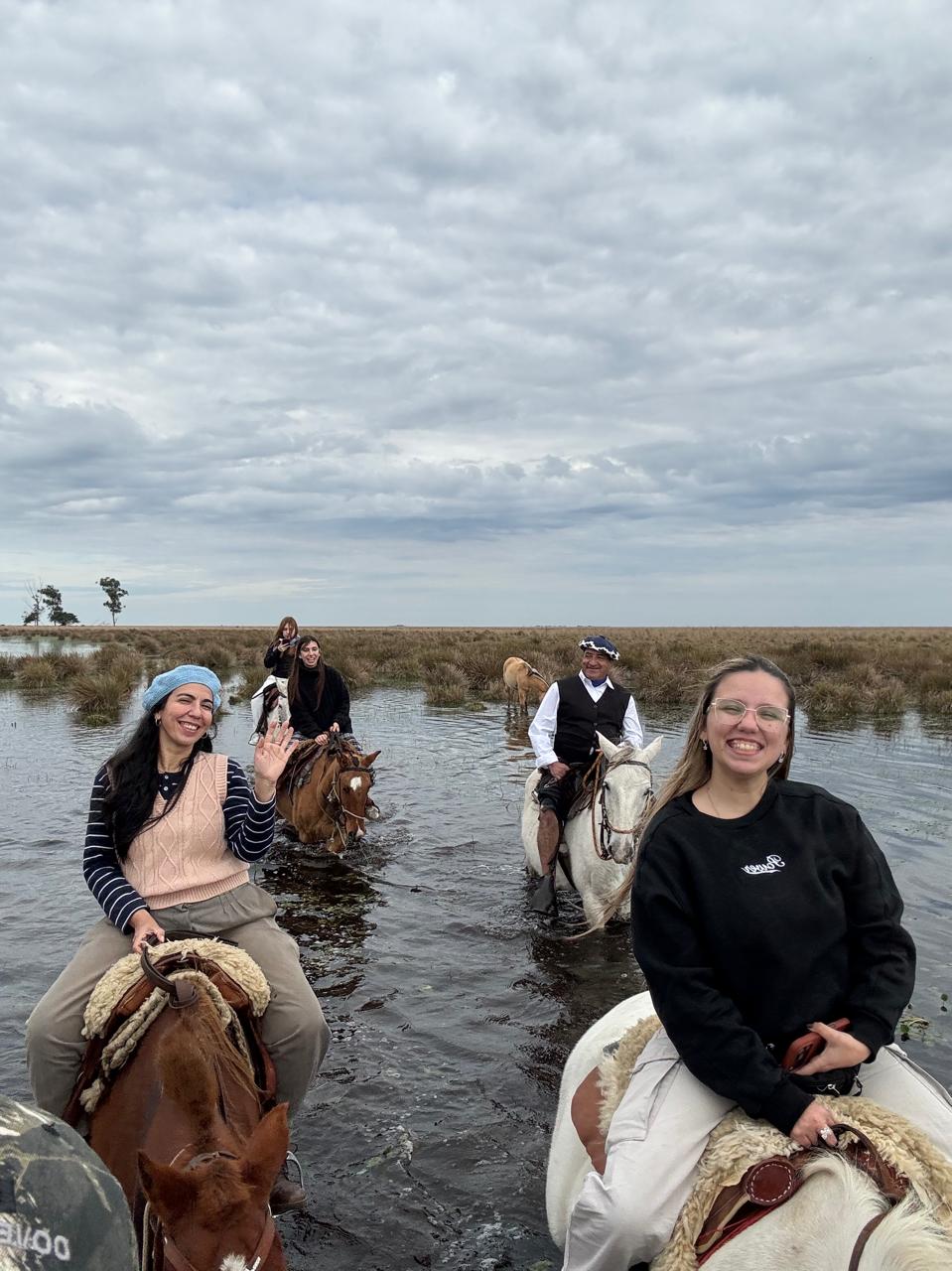 Cabalgata entrando al agua del estero