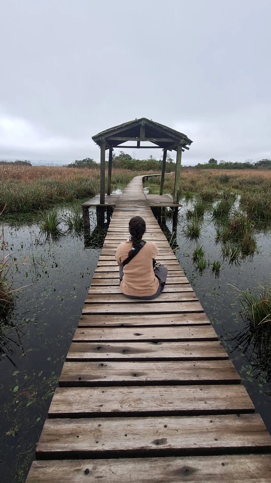 La pasarela de madera sobre el agua, camino al mirador