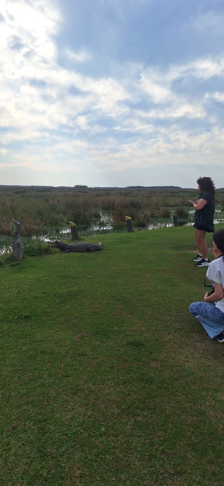 Visitantes a la orilla del estero, durante una salida