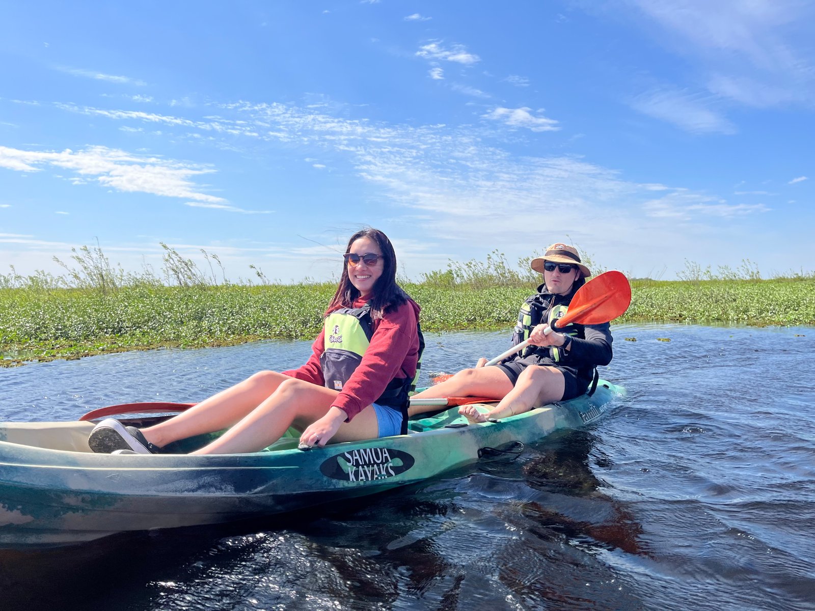 Dos visitantes remando en kayak por el estero