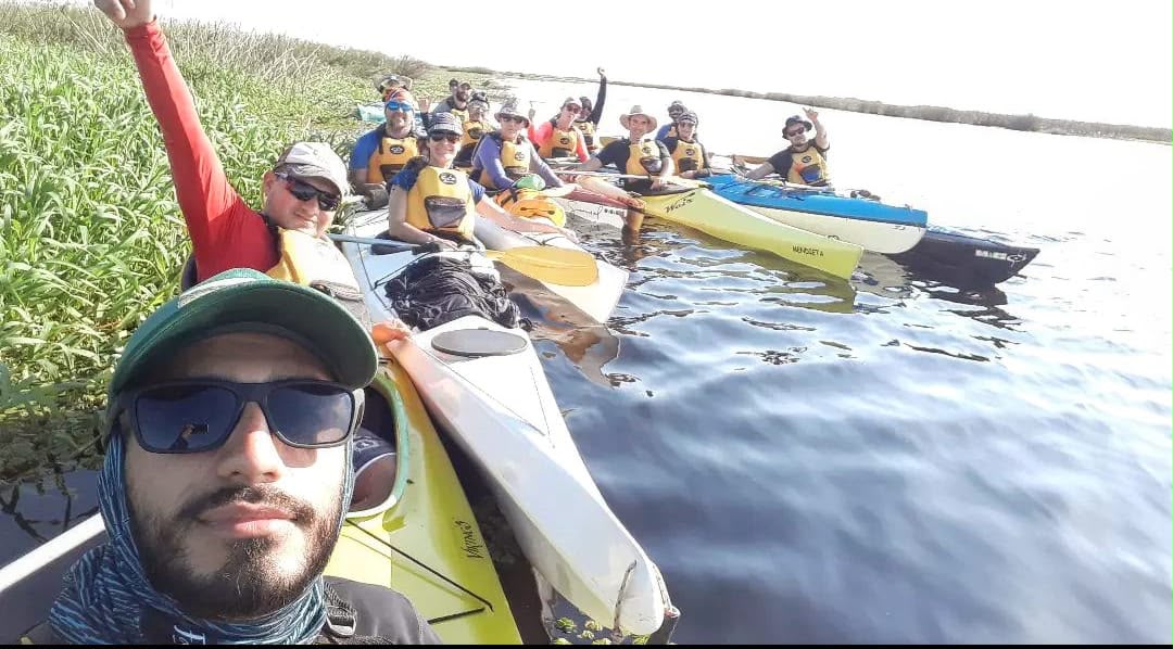 El grupo saliendo en kayak, con el guía adelante