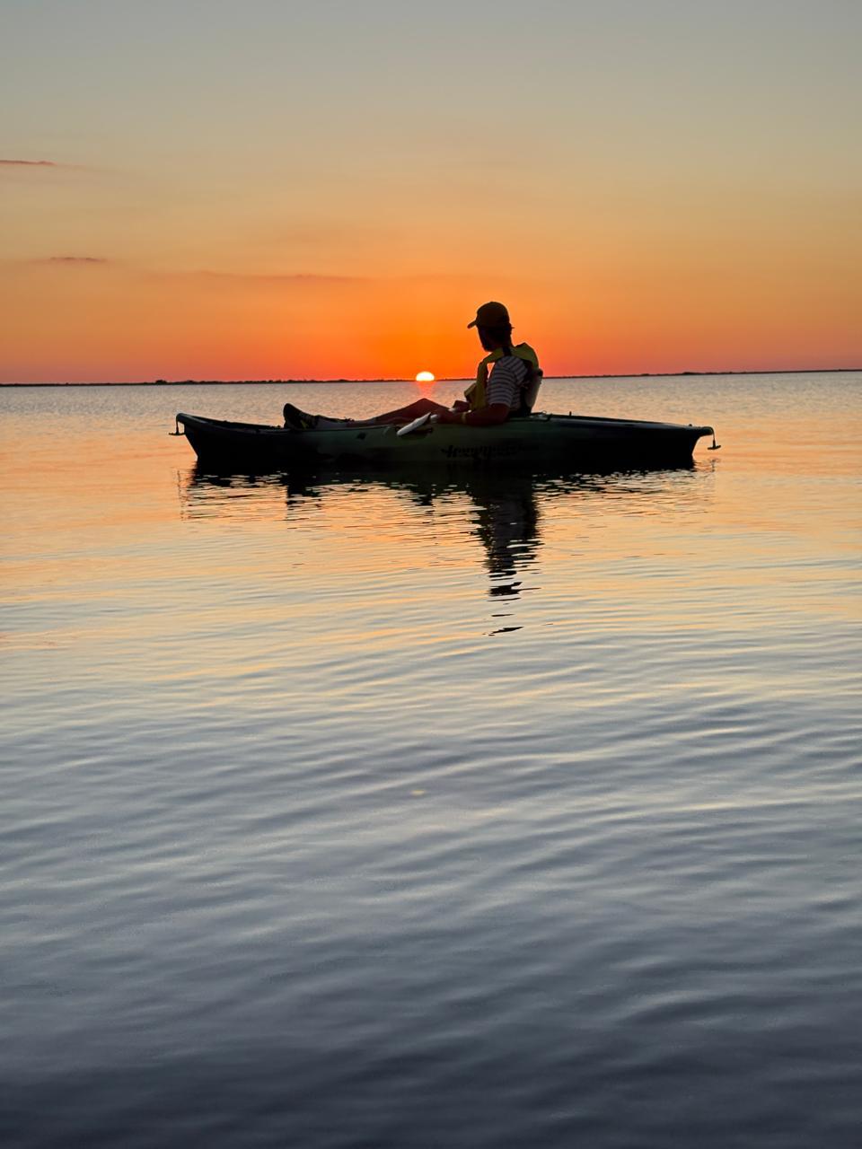 En kayak, al atardecer en la laguna