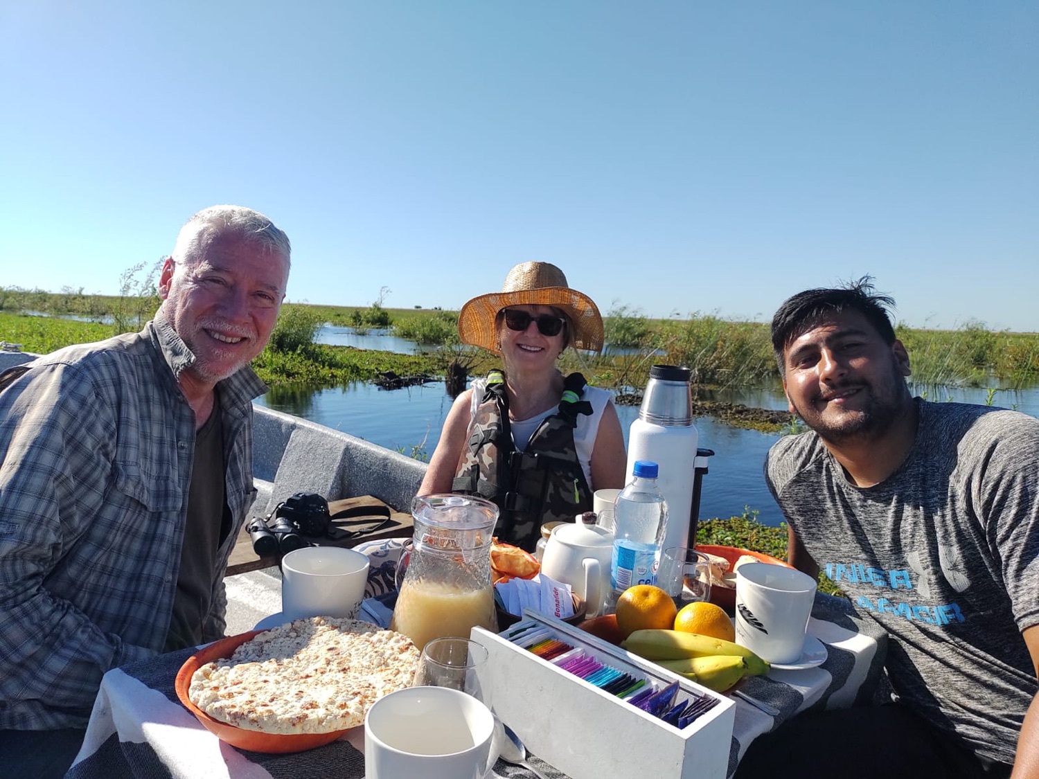 Mesa de merienda junto a los juncales del Iberá