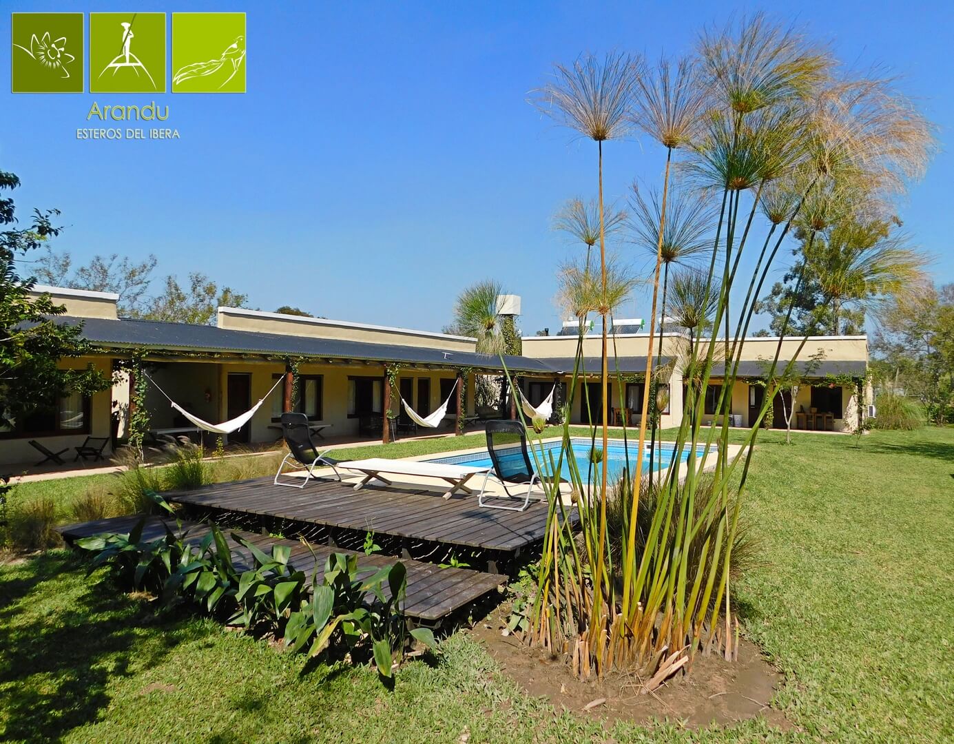 Piscina con galerías y papiros del estero