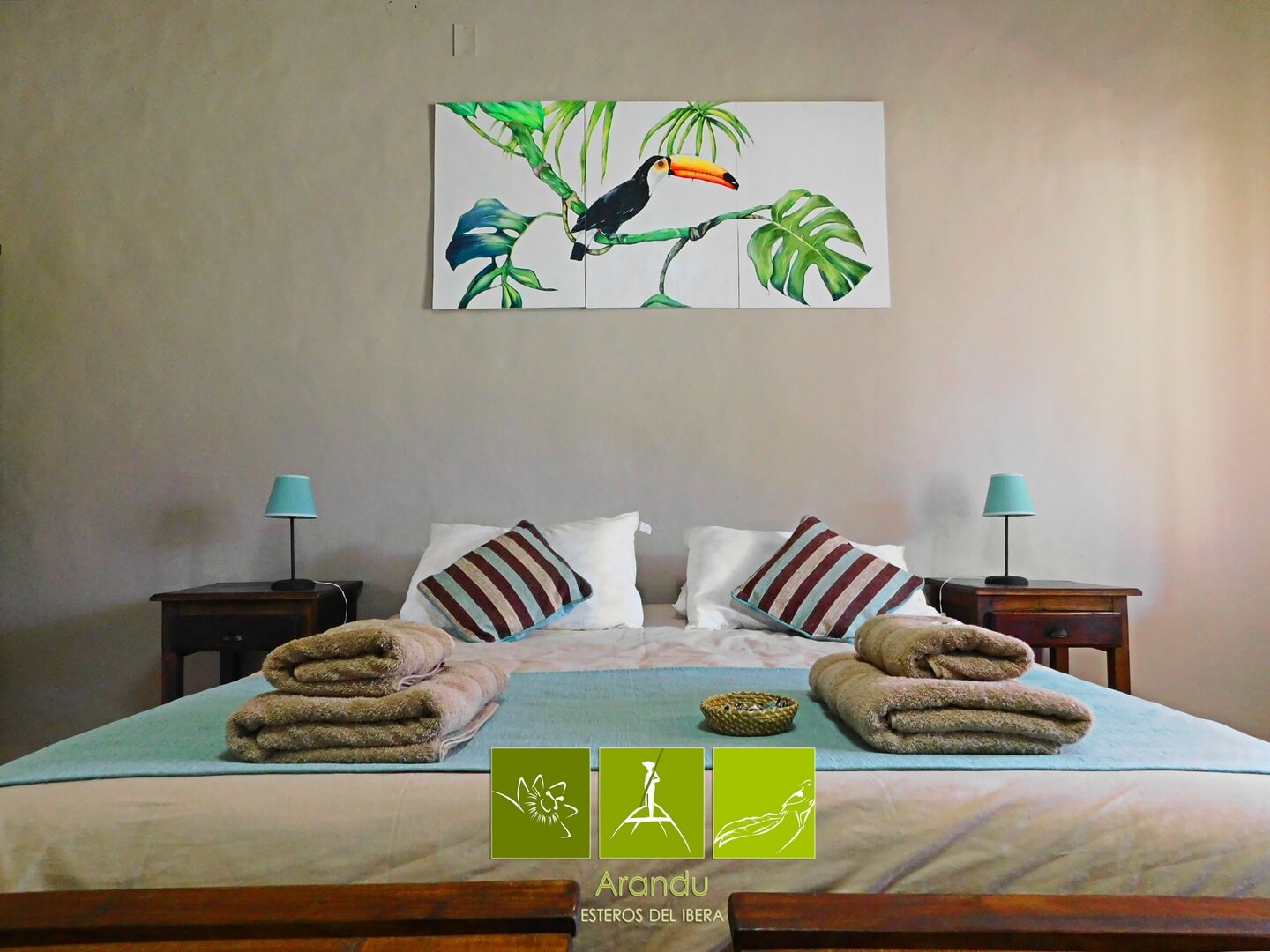 Habitación doble con cuadro de tucán