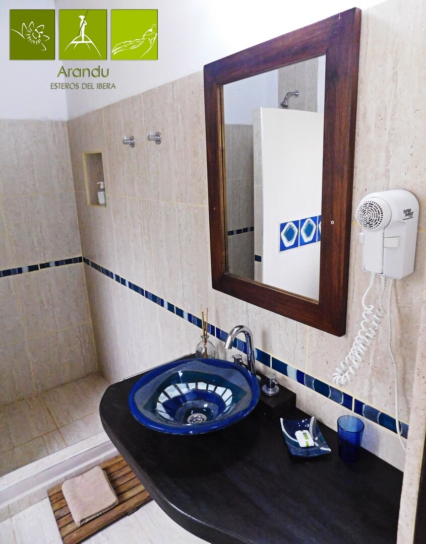 Baño privado con bacha azul artesanal