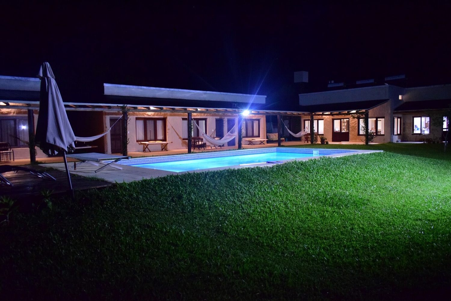 Piscina iluminada en la noche del Iberá