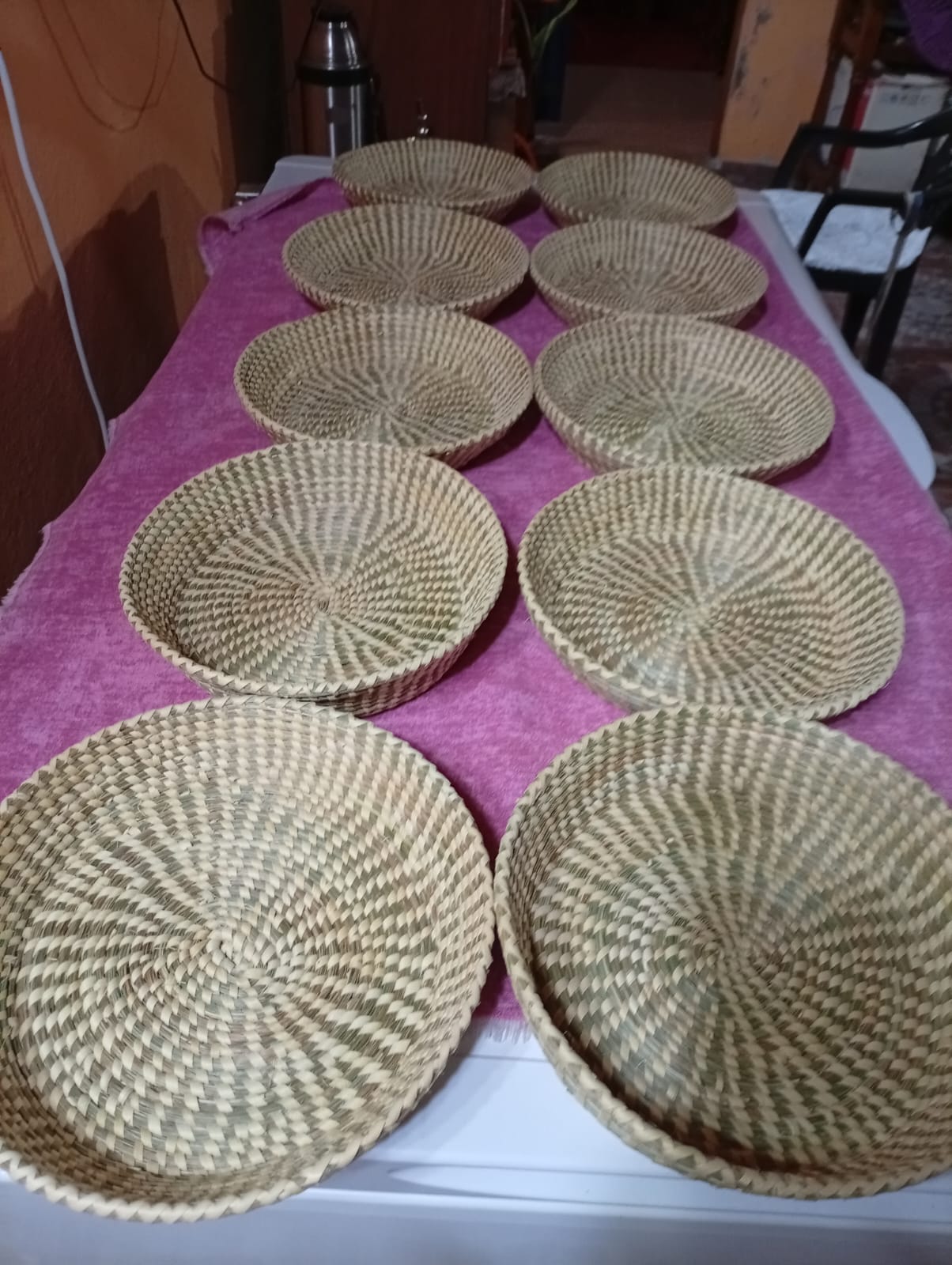 Canastos de fibra terminados, sobre la mesa