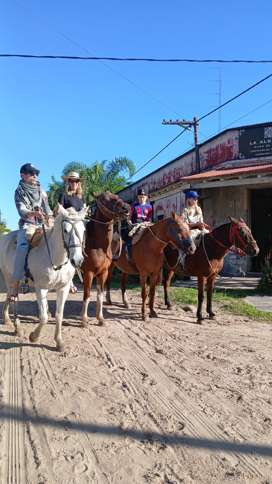 Grupo de jinetes saliendo por las calles de Concepción del Yaguareté Corá