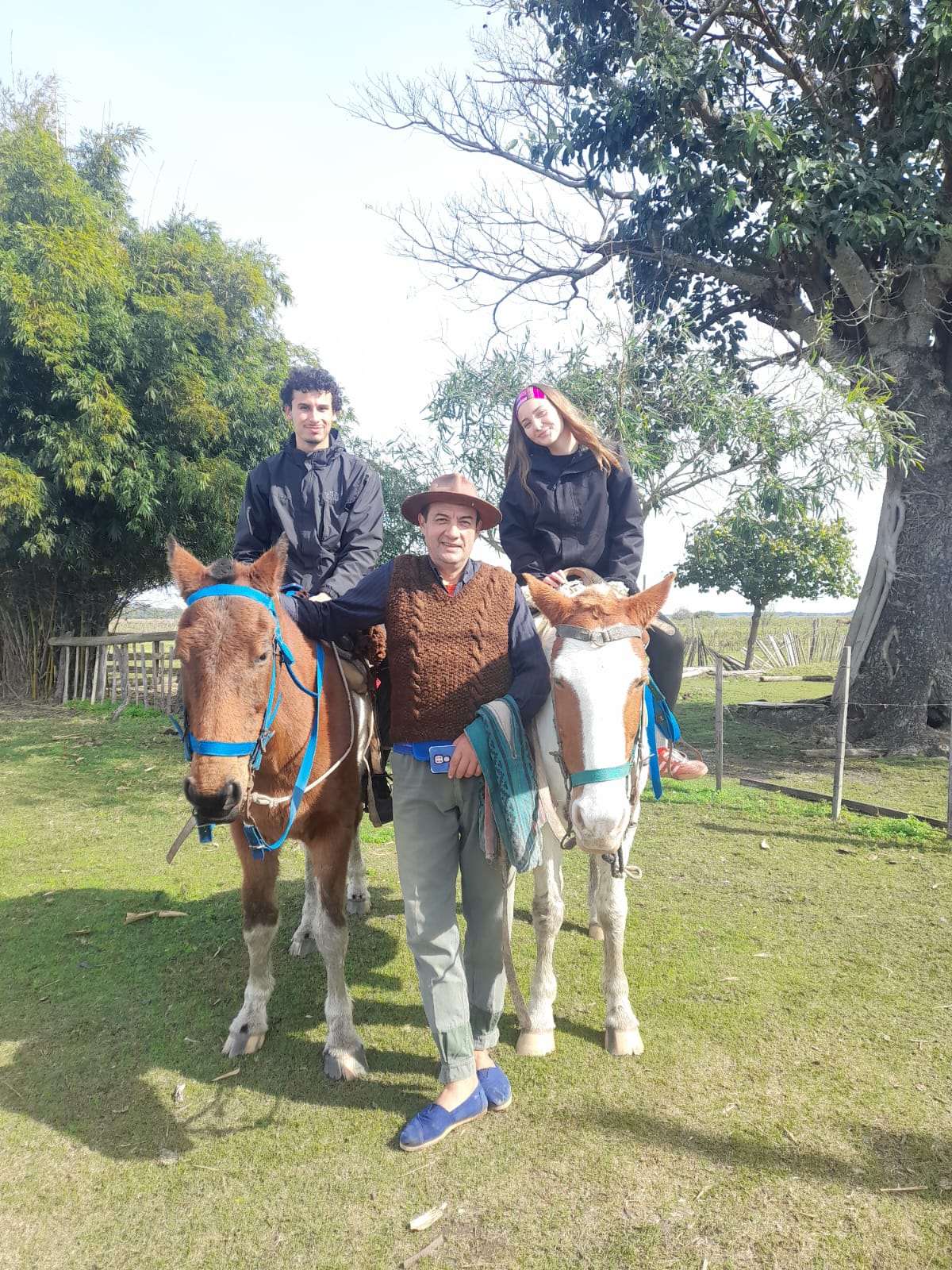 Fito y dos visitantes a caballo, listos para salir a la cabalgata