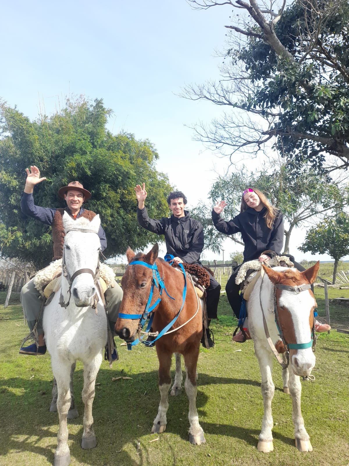 Grupo a caballo saludando antes de salir a recorrer los esteros
