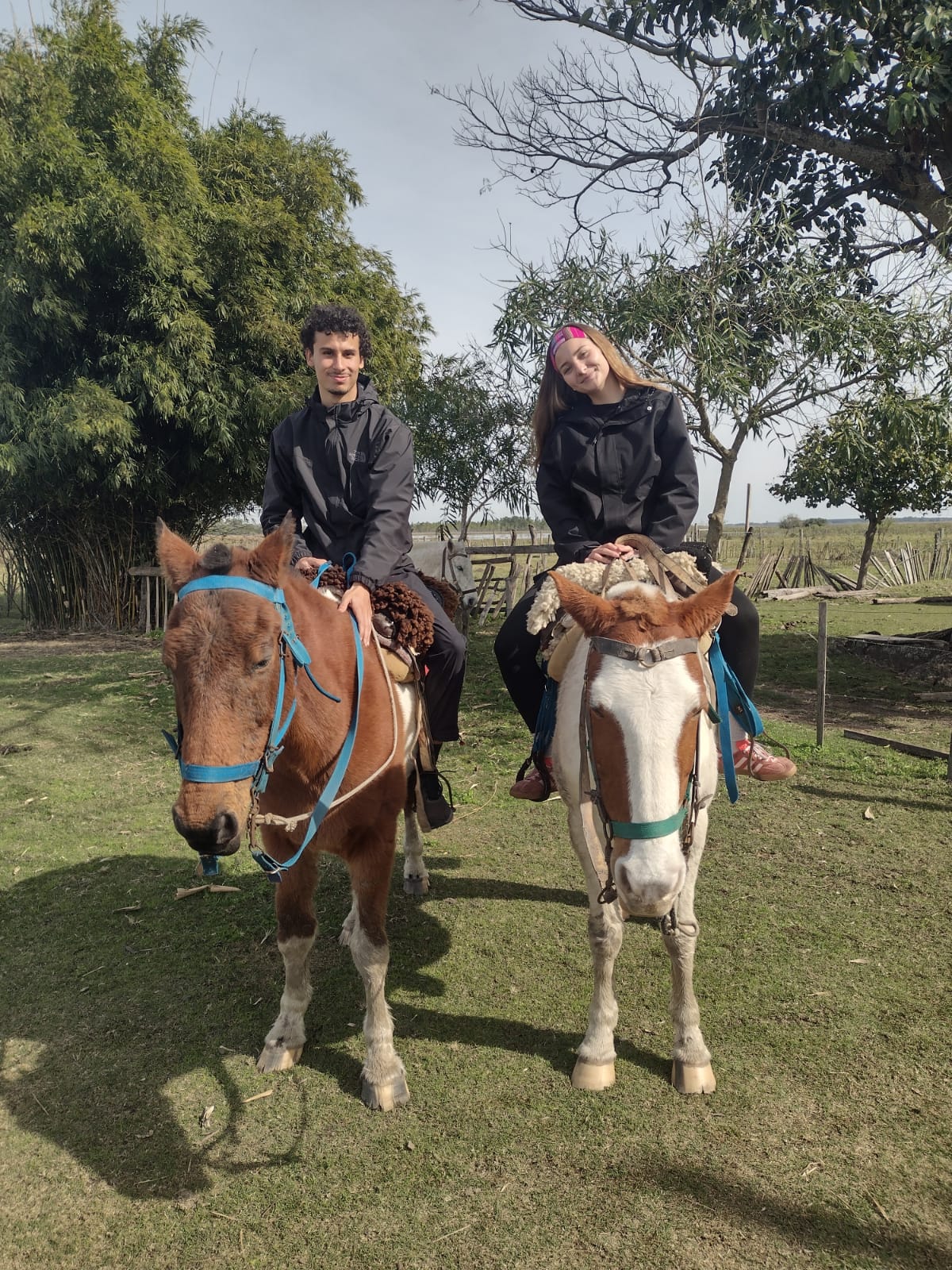 Visitantes a caballo en el campo de Concepción del Yaguareté Corá
