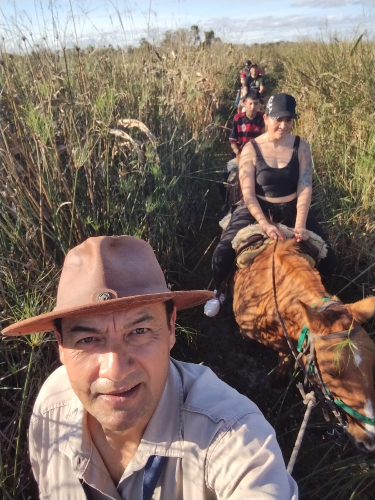Entre los pajonales altos, con el grupo atrás