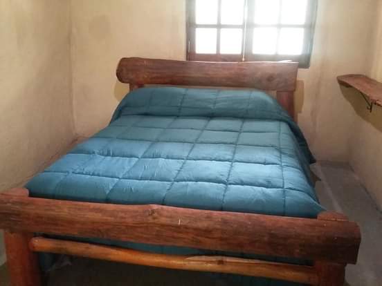 Dormitorio con muebles de madera