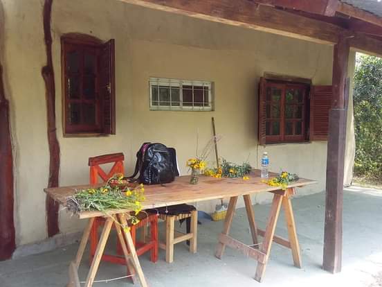 La galería, con mesa para comer afuera