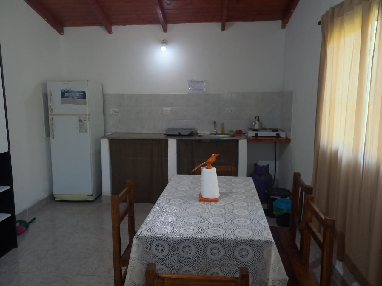 Cocina equipada con mesa de comedor