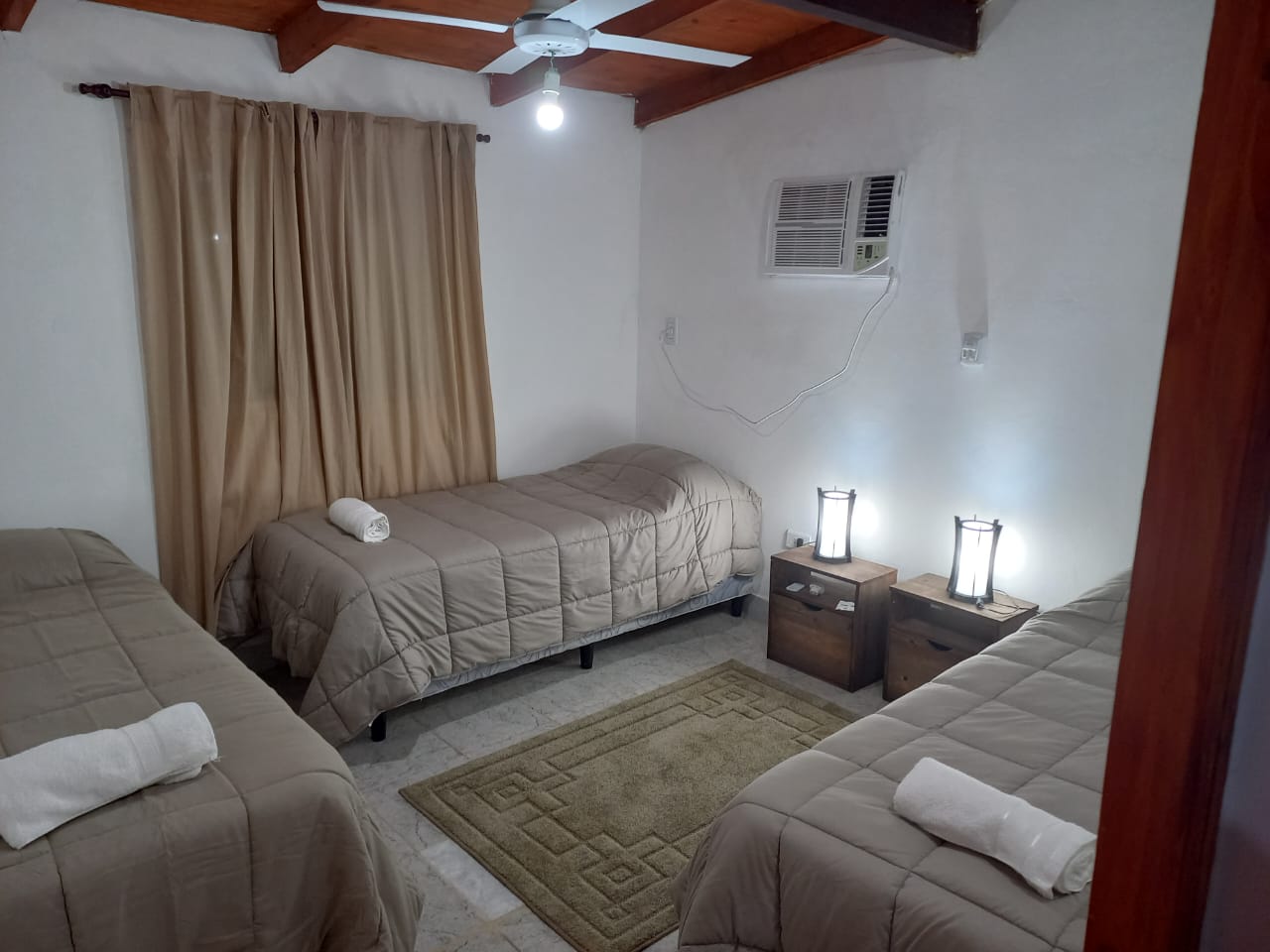 Habitación triple con AC y ventilador de techo