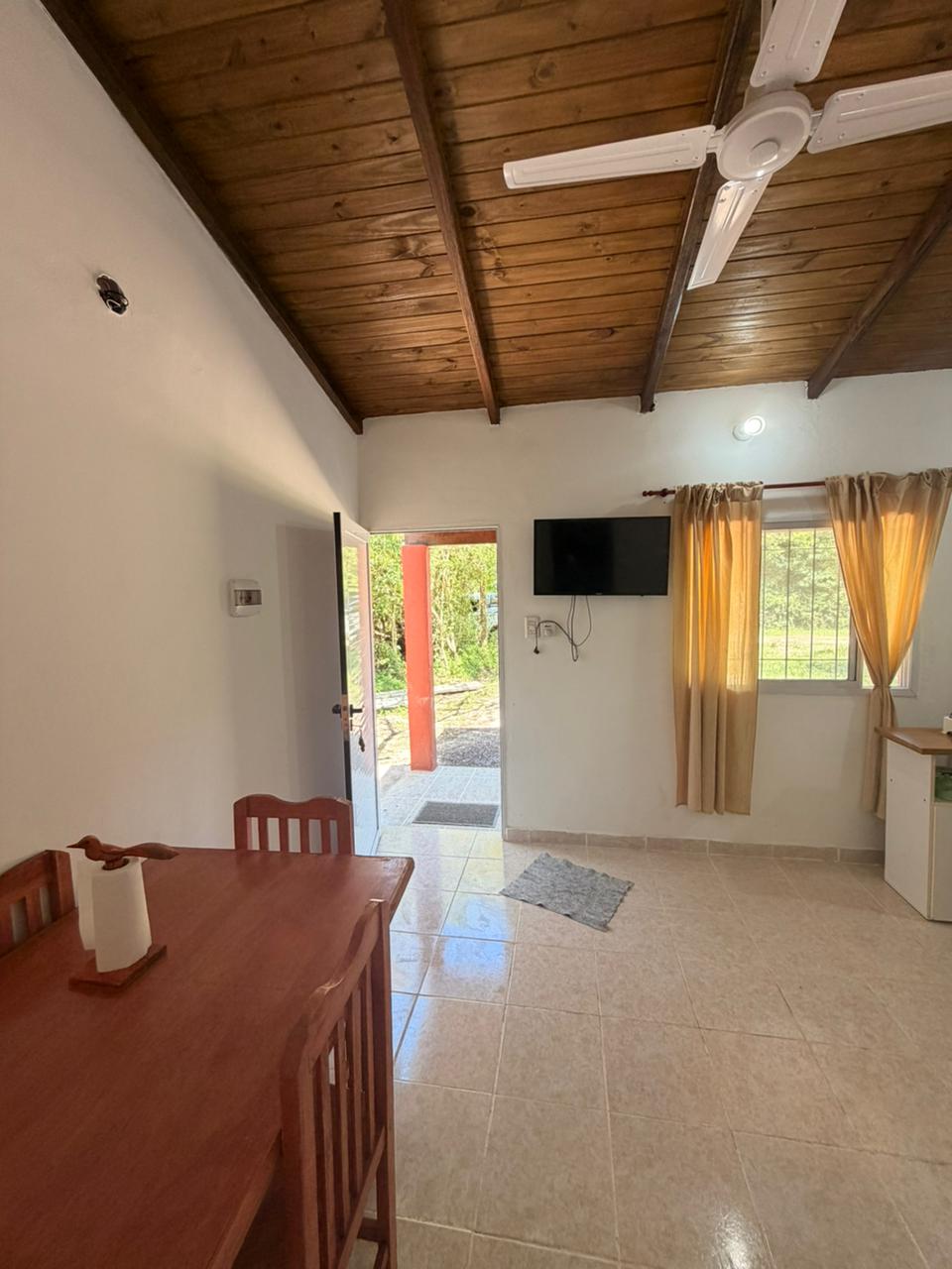 Living comedor con TV y ventilador de techo