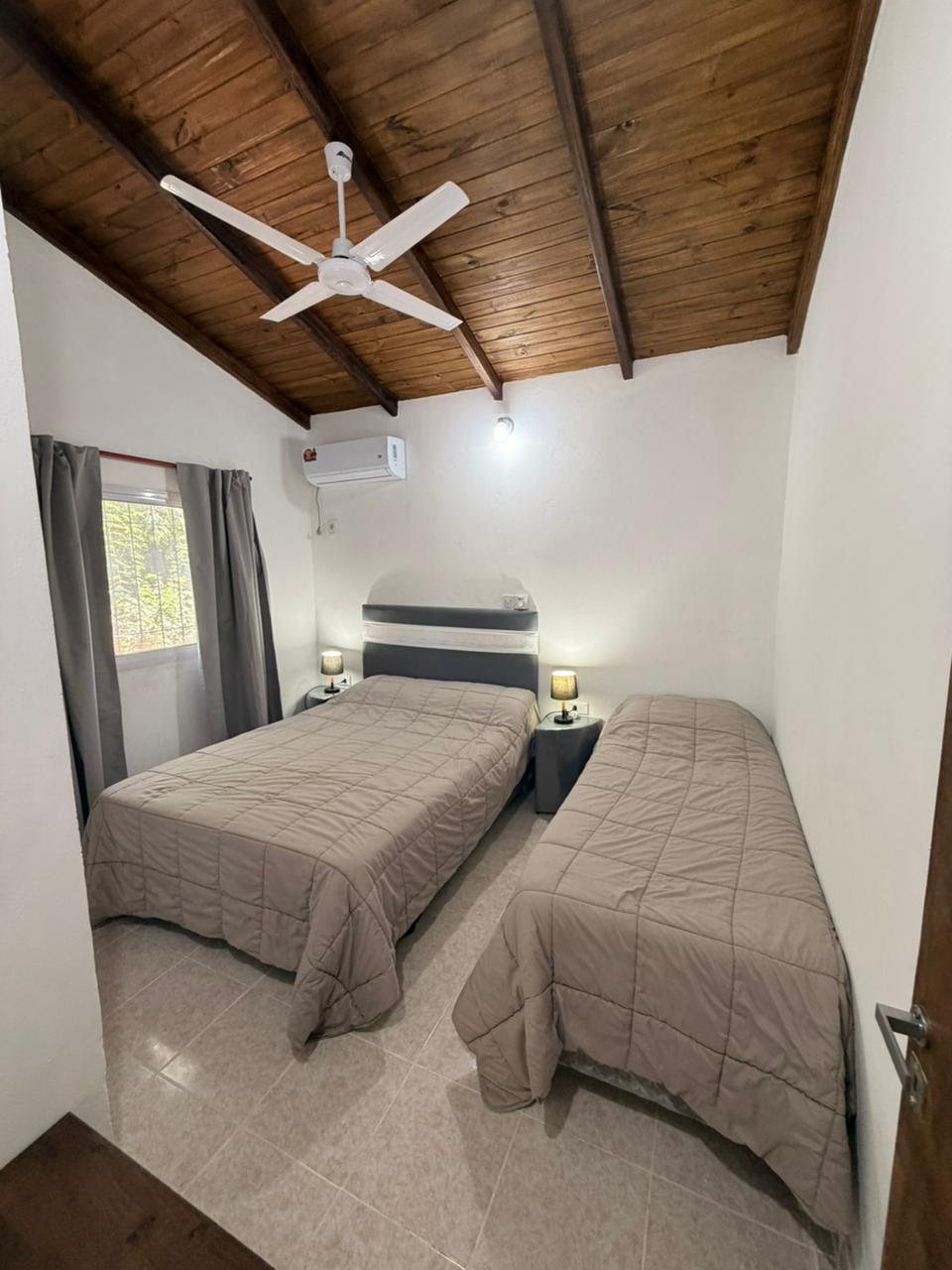 Habitación triple con cama matrimonial e individual, AC y ventilador