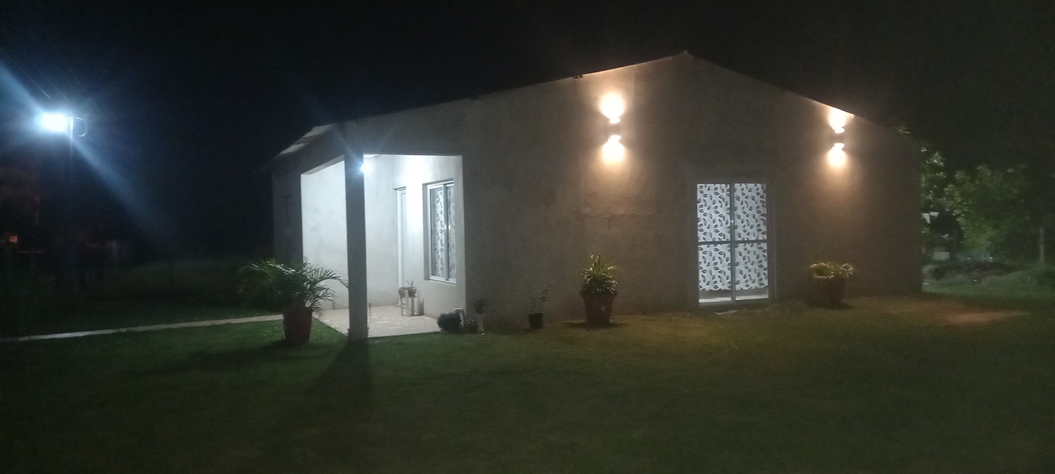 Frente iluminado de noche