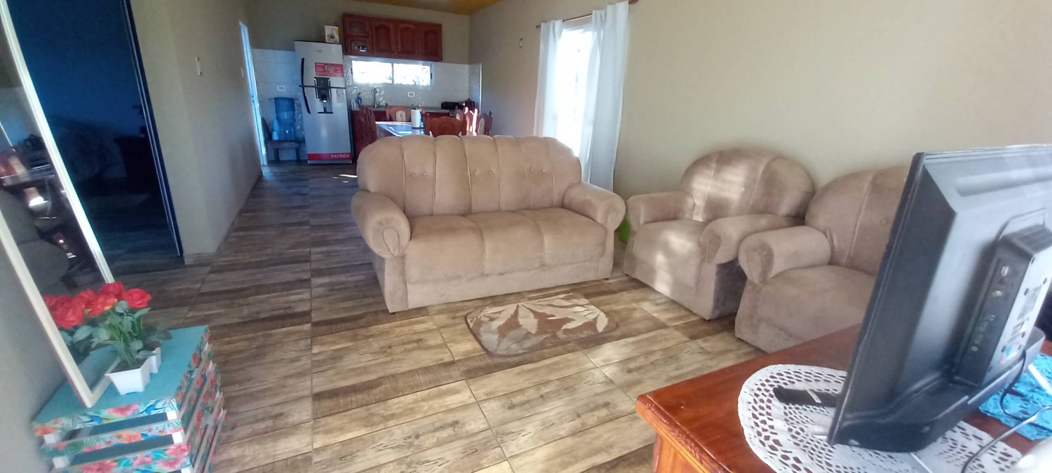 Cocina amueblada con isla y mesa larga