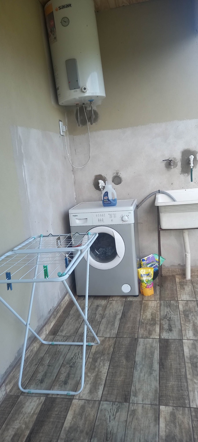 Habitación matrimonial con pared turquesa