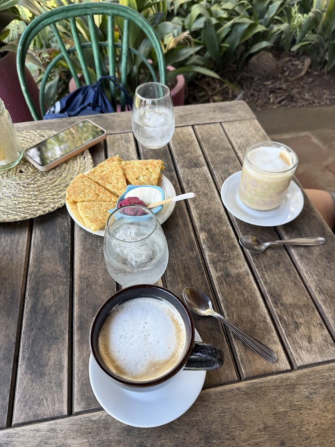 Café con espuma, chipá y frío  -  mesa al aire libre en el jardín