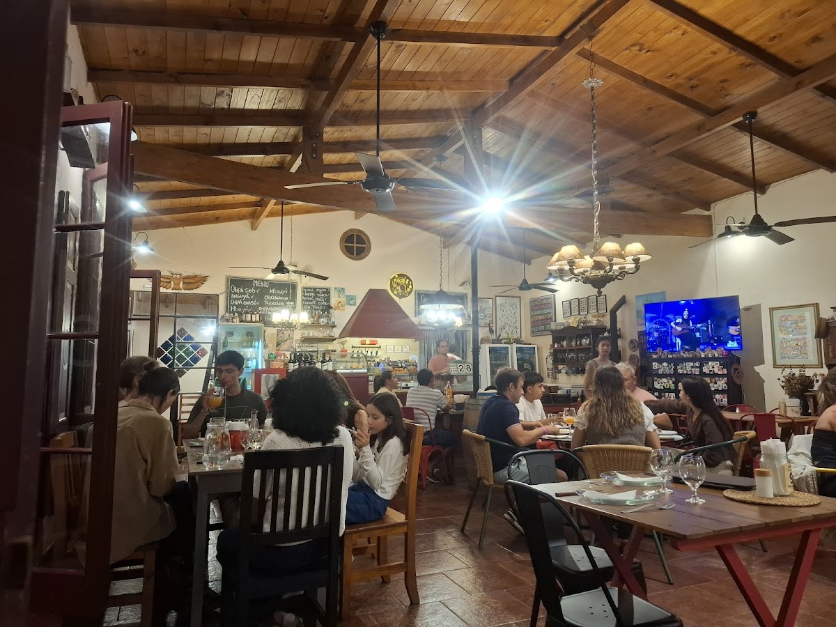 Salón interior por la noche  -  animado y con techo de madera