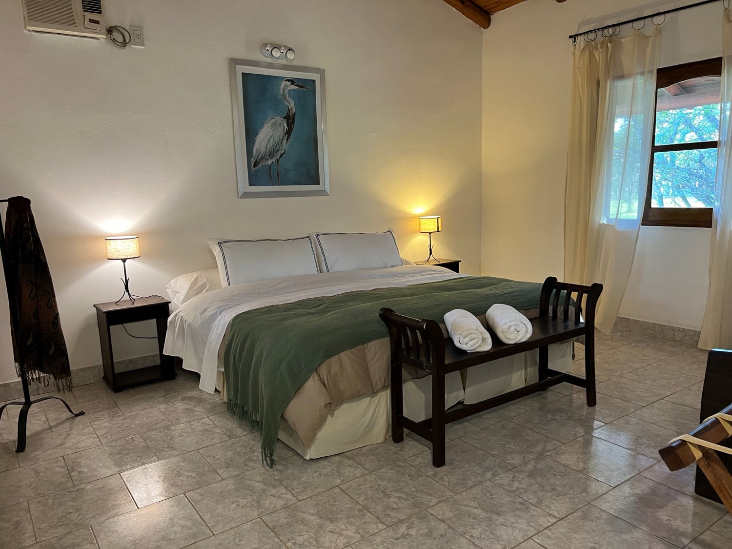 Habitación king con cuadro de garza